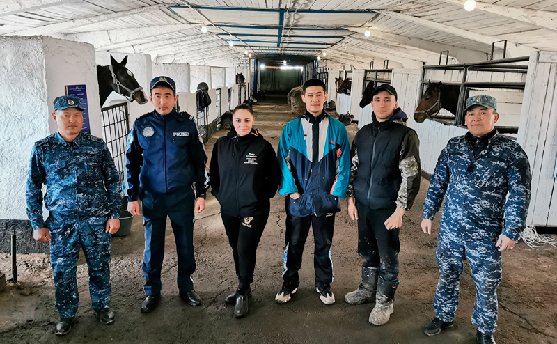 В СКО скакунов ДЮСШ по конным видам спорта перевезли в расположение полицейской кавалерии