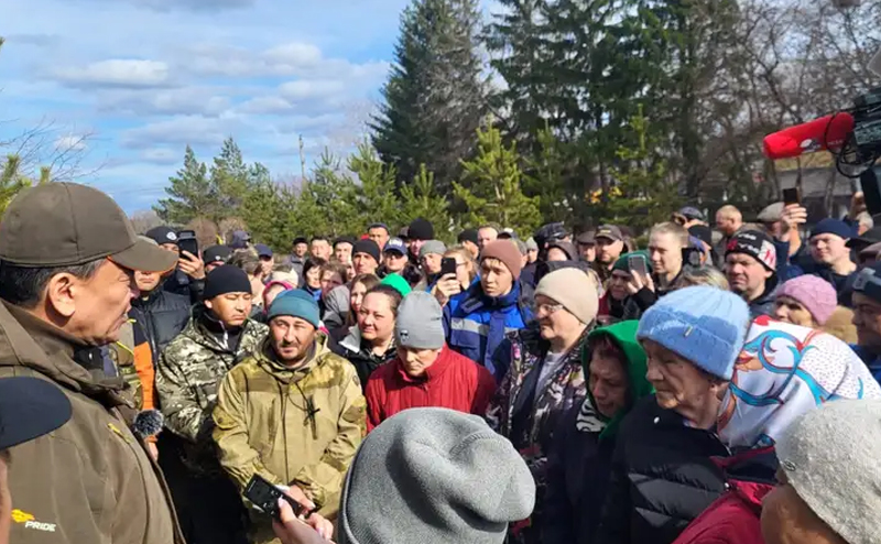 Аким СКО встретился с жителями "отрезанного" большой водой села