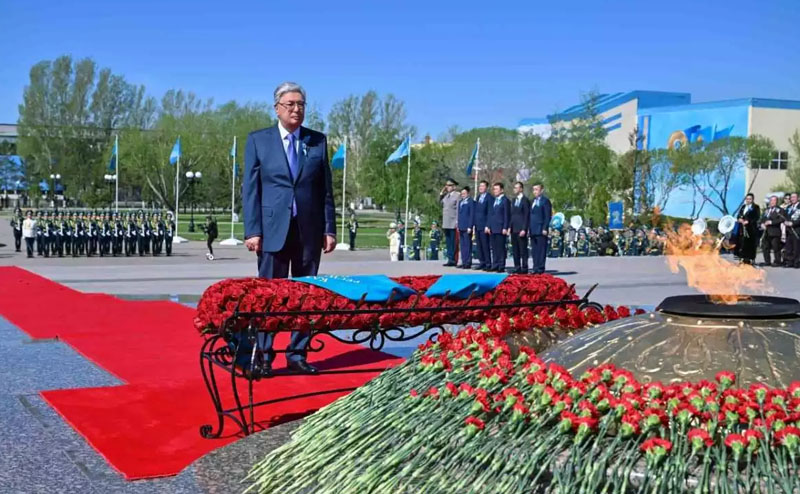 Токаев принял участие в церемонии возложения цветов к монументу «Отан Ана»