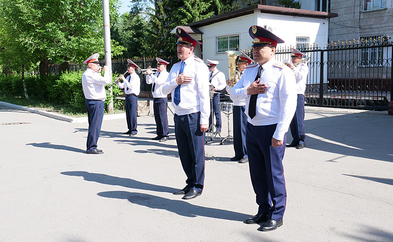 В День Госсимволов пятеро полицейских СКО получили очередные офицерские звания
