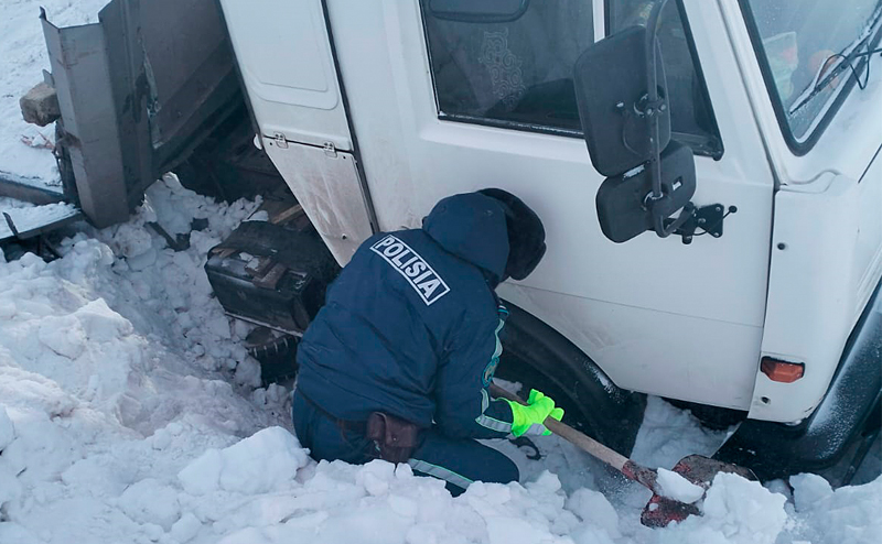 Полицейские помогли вытащить из кювета «КамАЗ» с многотонным грузом в СКО