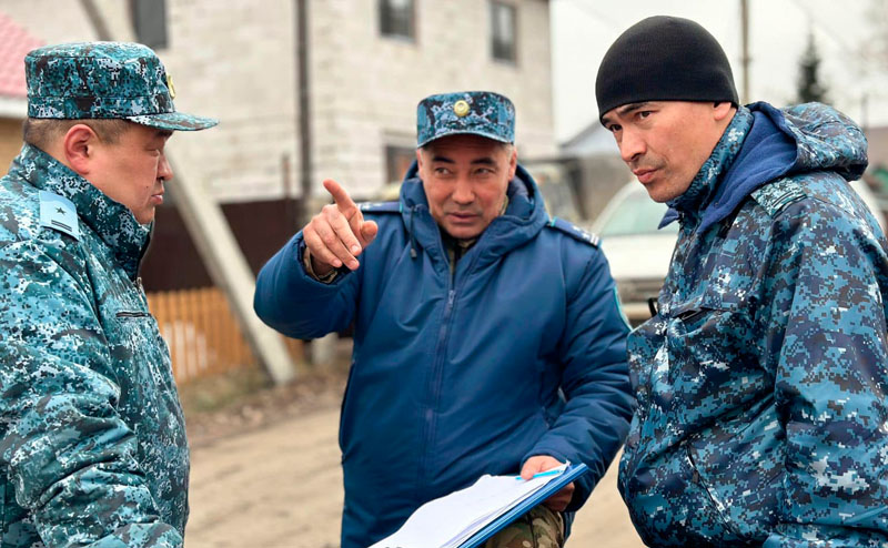 В Петропавловске полицейские помогли эвакуированным жителям убедиться в сохранности имущества
